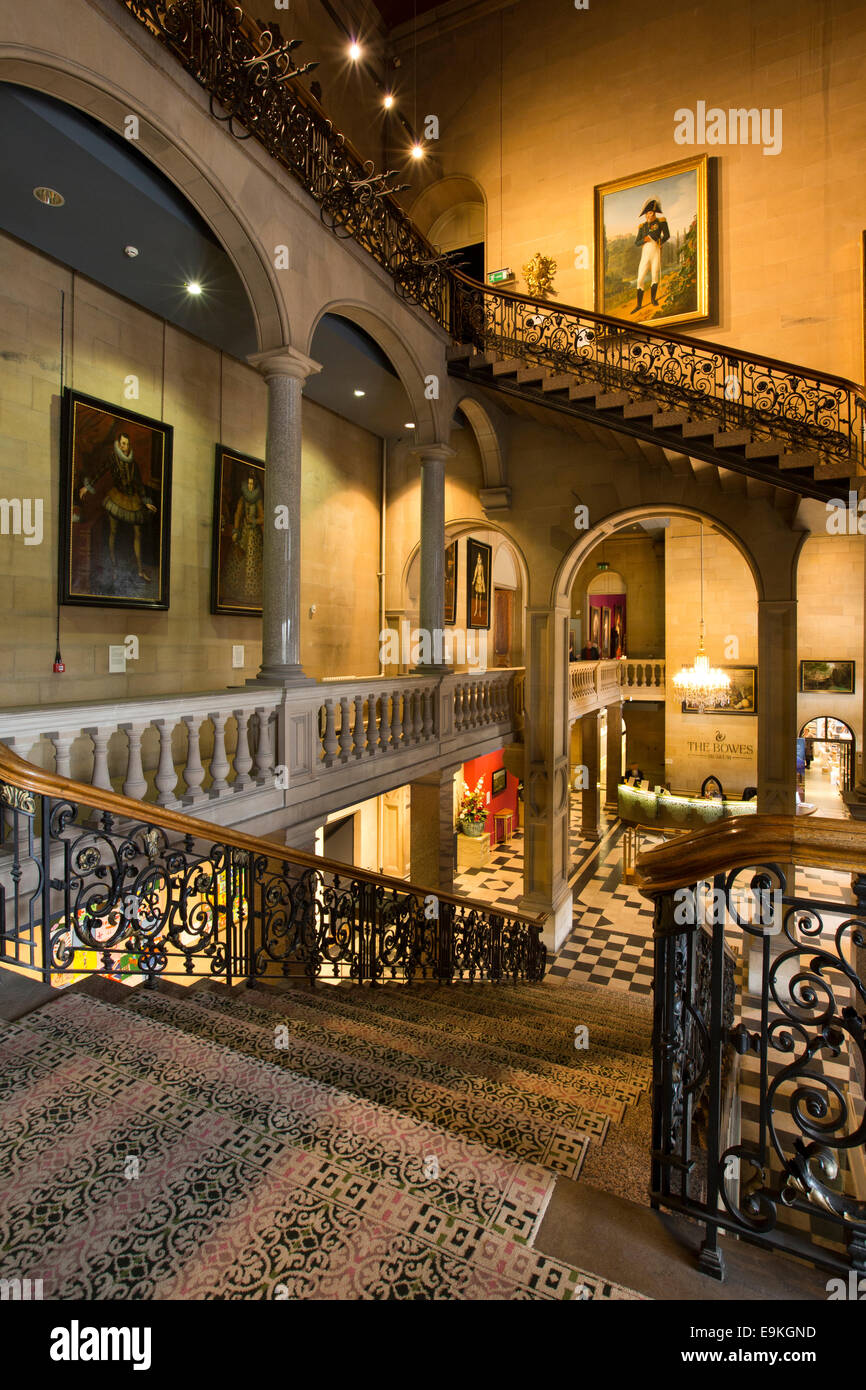 Reino Unido, en el Condado de Durham, Barnard Castle, Bowes Museum, interior, escalera Foto de stock