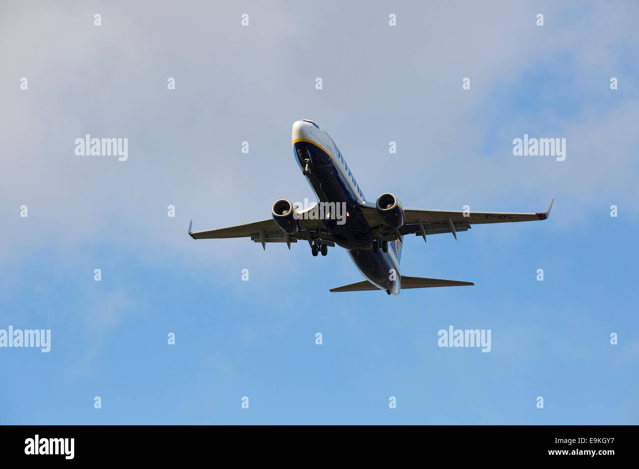 Boeing 737-8AS (WL) EI-EFL Ryanair en aproximación para el aterrizaje en el aeropuerto de Manchester Foto de stock