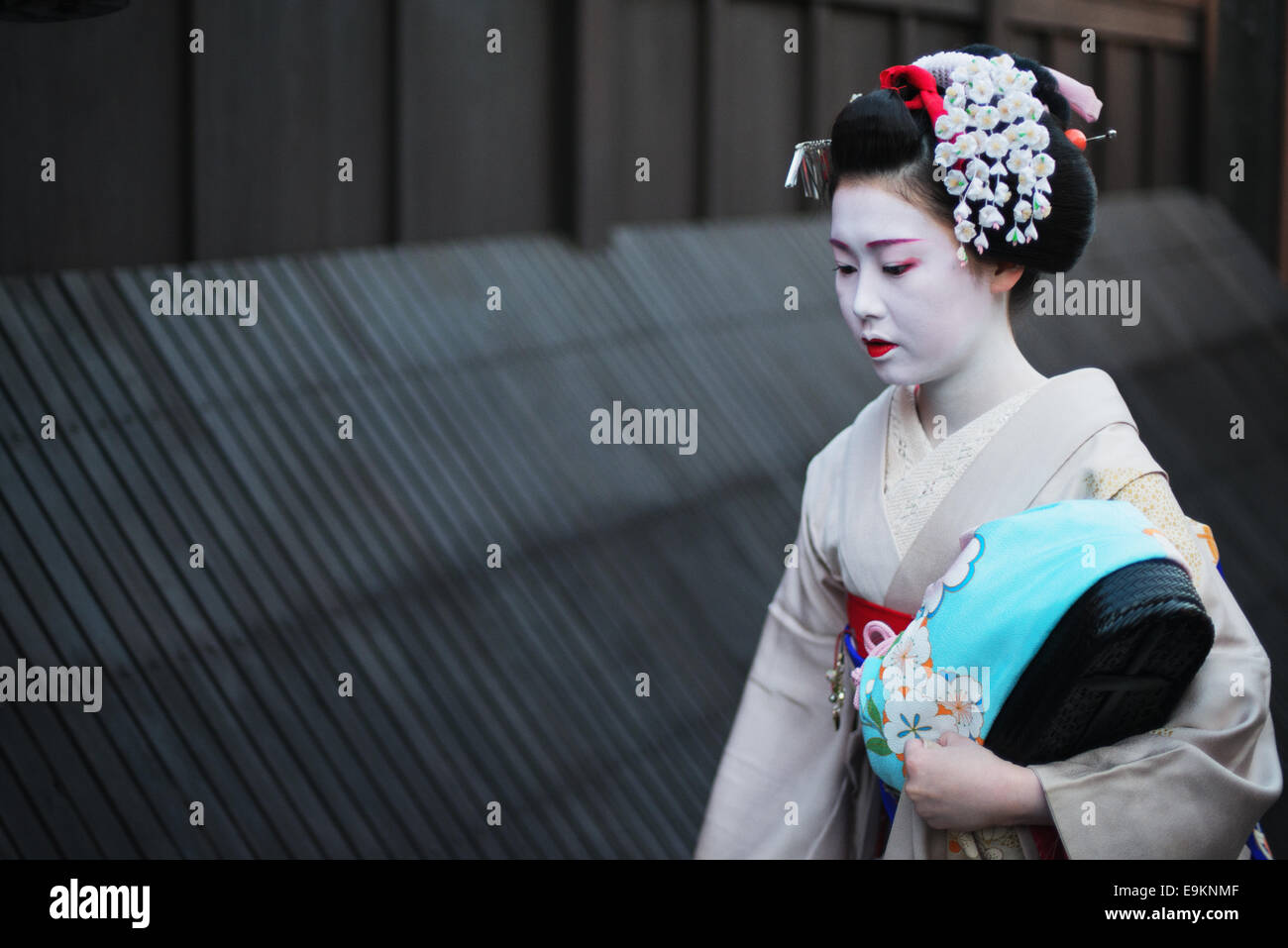 Geisha acercándose a una famosa casa de té en el distrito Gion de Kyoto, Japón. Foto de stock