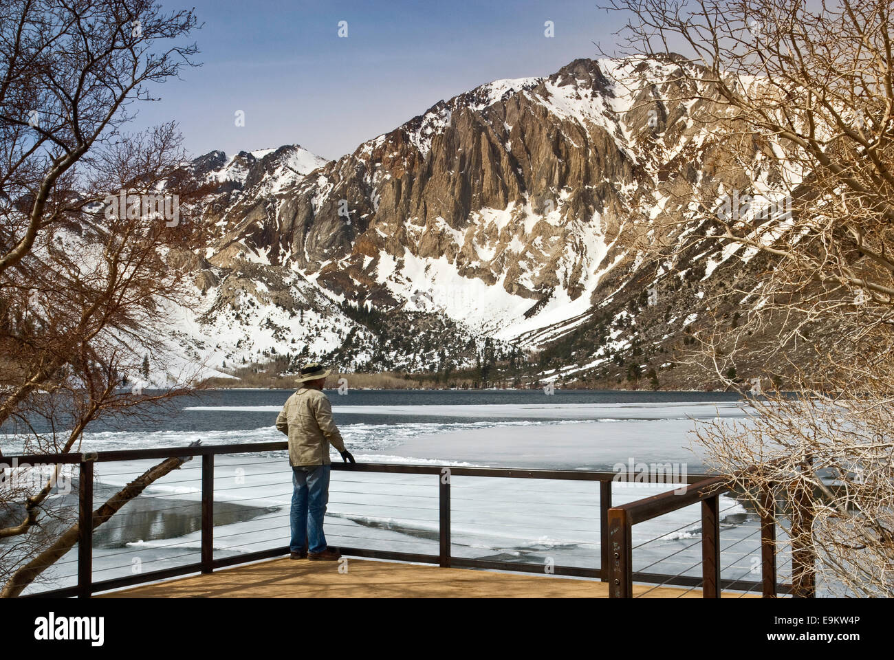 Visitante al lago Condenado parcialmente congelada en invierno, Laurel de la montaña, en el fondo, la parte oriental de Sierra Nevada, California, EE.UU. Foto de stock