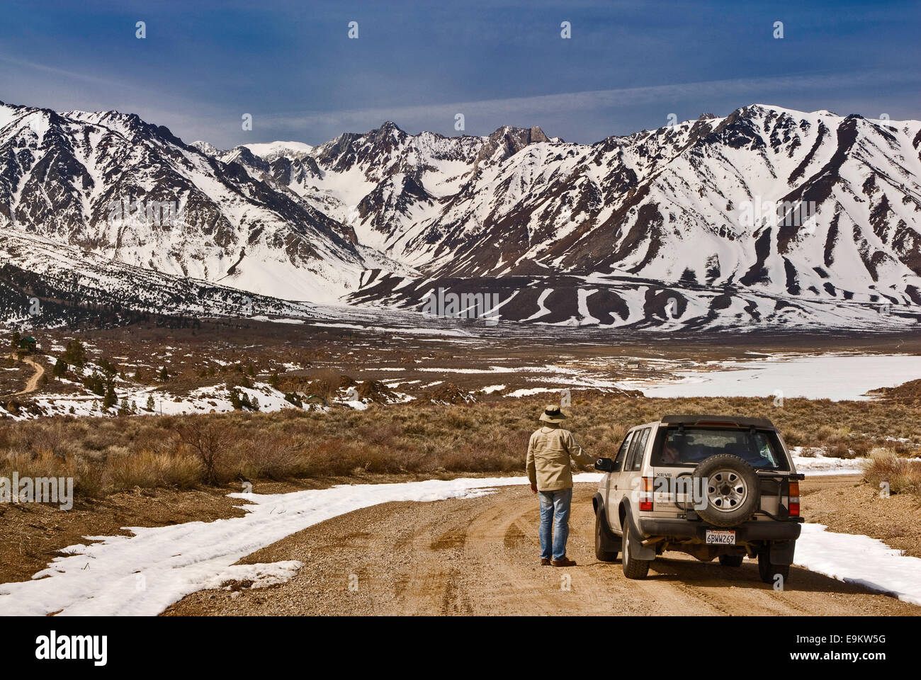 Visitante mirando el Monte Starr de Owens Round Mountain Road cerca de Bishop en invierno, la región oriental de Sierra Nevada, California, EE.UU. Foto de stock