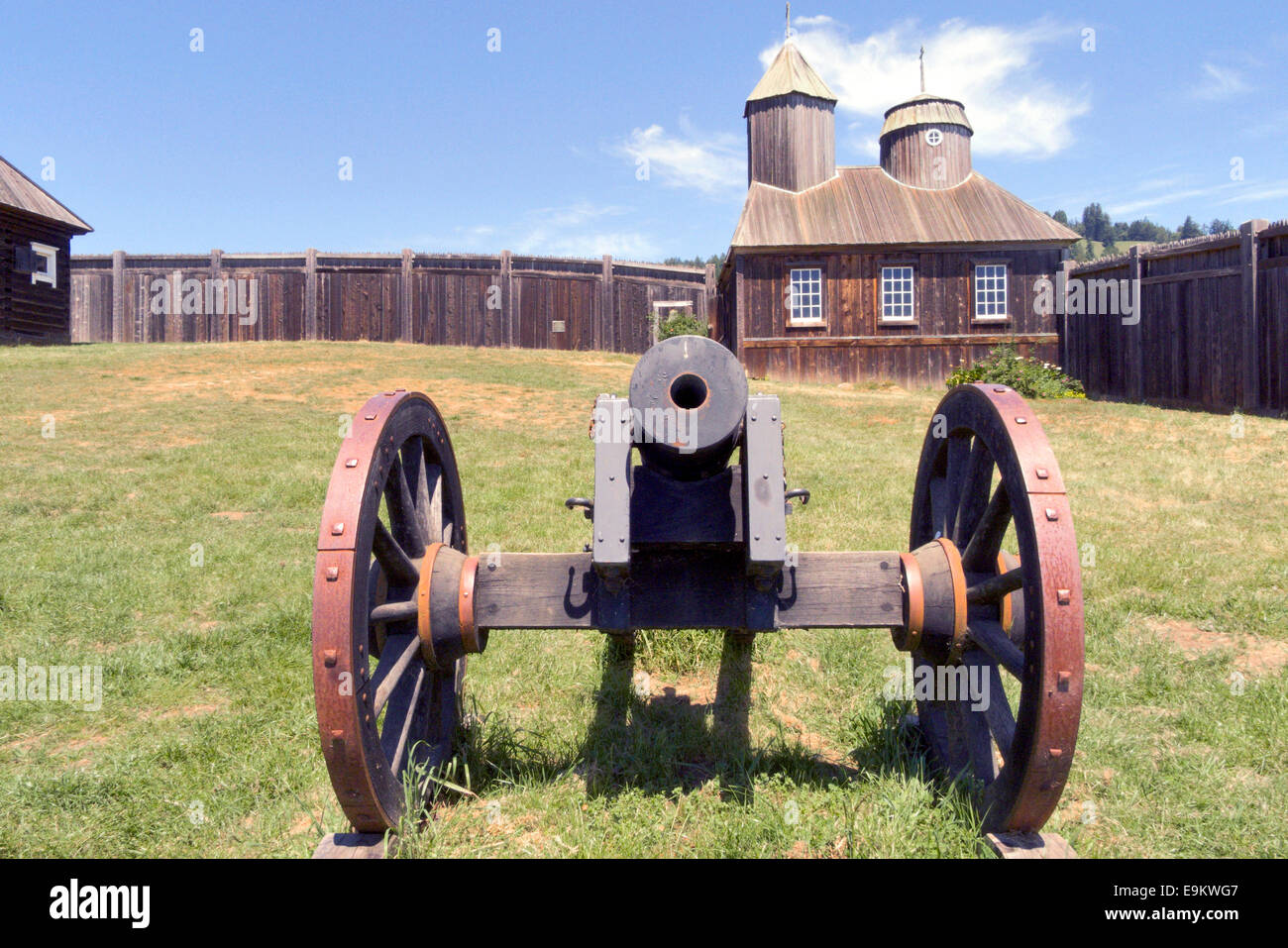 Canon en exhibición en Fort Ross, California.Fort Ross es un antiguo asentamiento ruso. Foto de stock