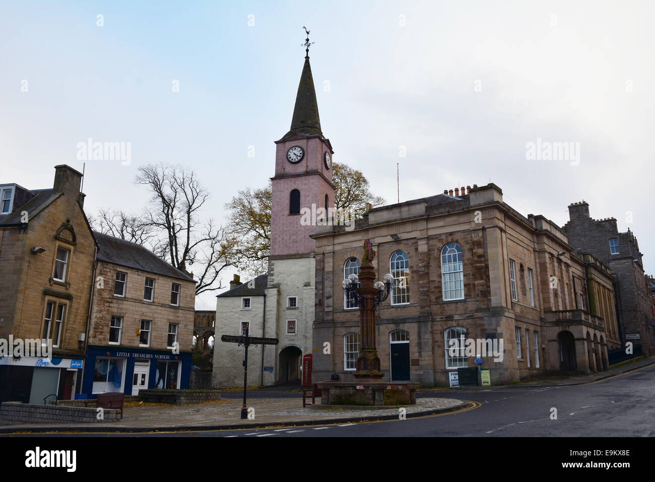 El histórico Mercat Cross y el chapitel de puerta nueva casa en la plaza en Jedburgh en la frontera escocesa. Foto de stock