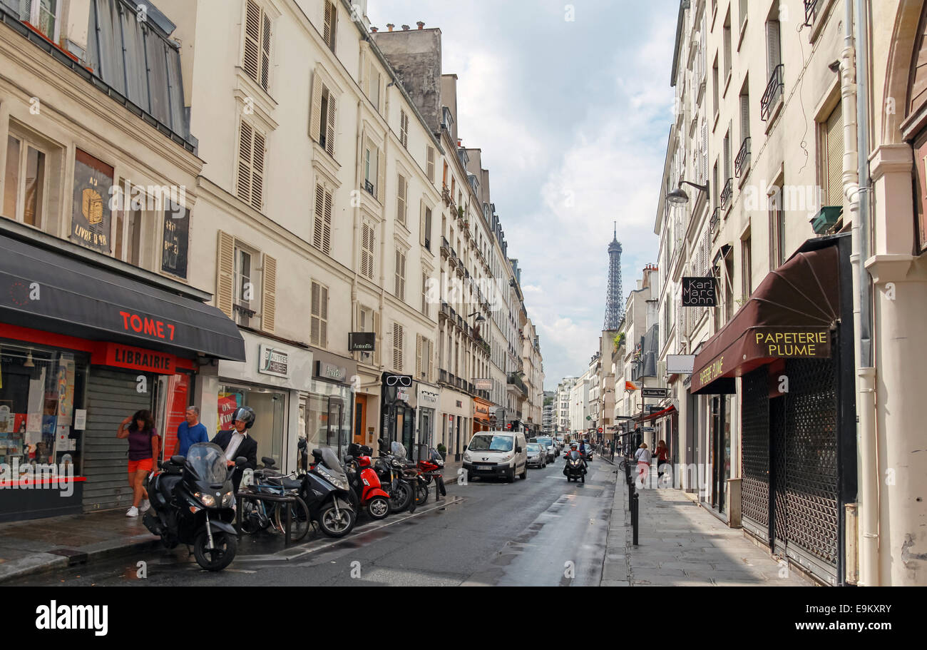 París, Francia - Agosto 07, 2014: calle en el viejo centro de París con poca gente y a la Torre Eiffel en el horizonte Foto de stock