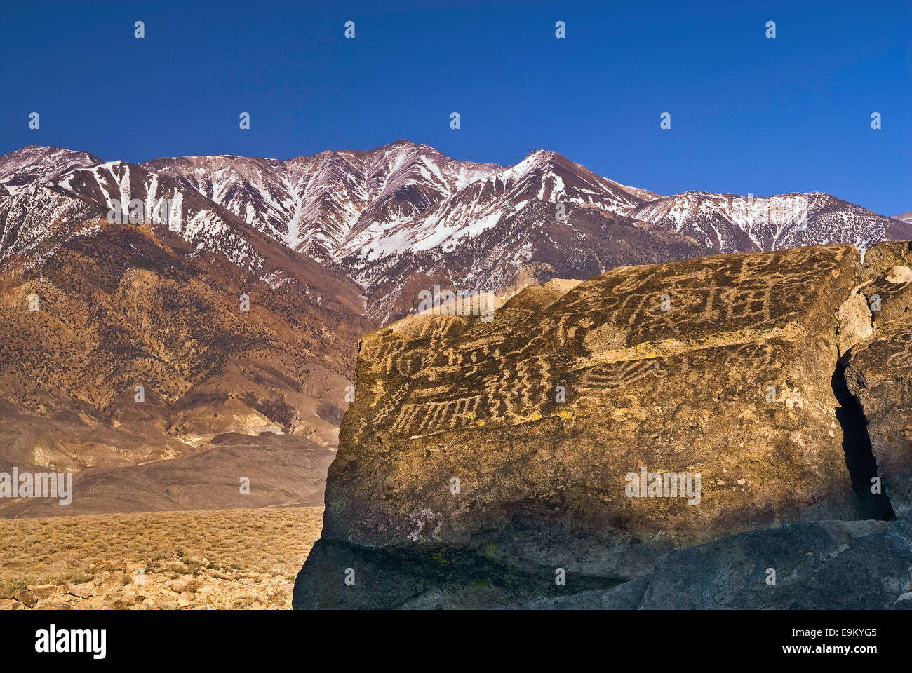 Cañón Rojo Blanco petroglifos, negociaciones comerciales multilaterales en dist, puesta de sol, Peces Slough Road cerca de Bishop, Owens Valley, el desierto de Mojave, California, EE.UU. Foto de stock