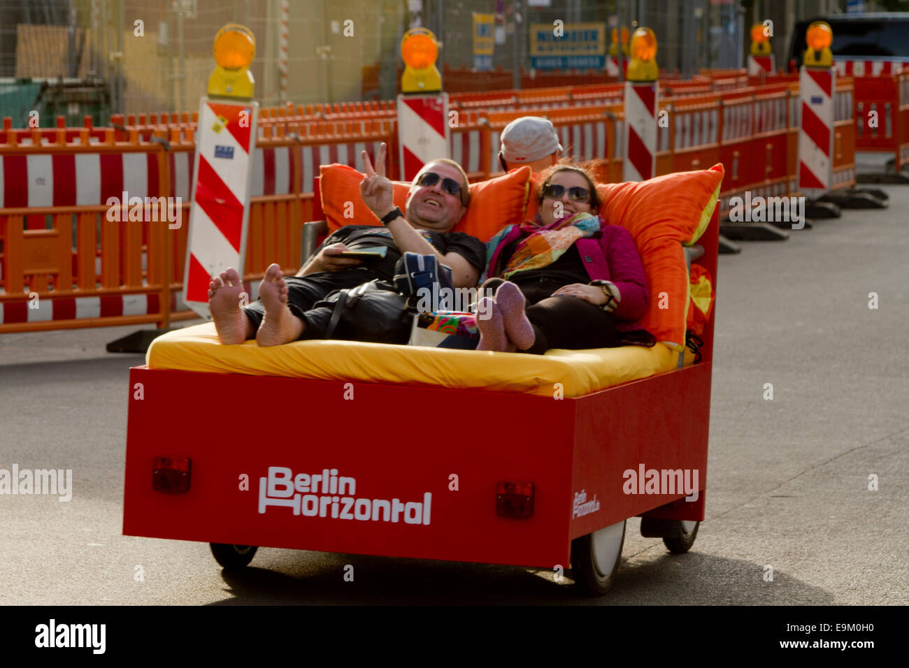 Los turistas de Berlín Alemania cama gracioso taxi turismo Foto de stock