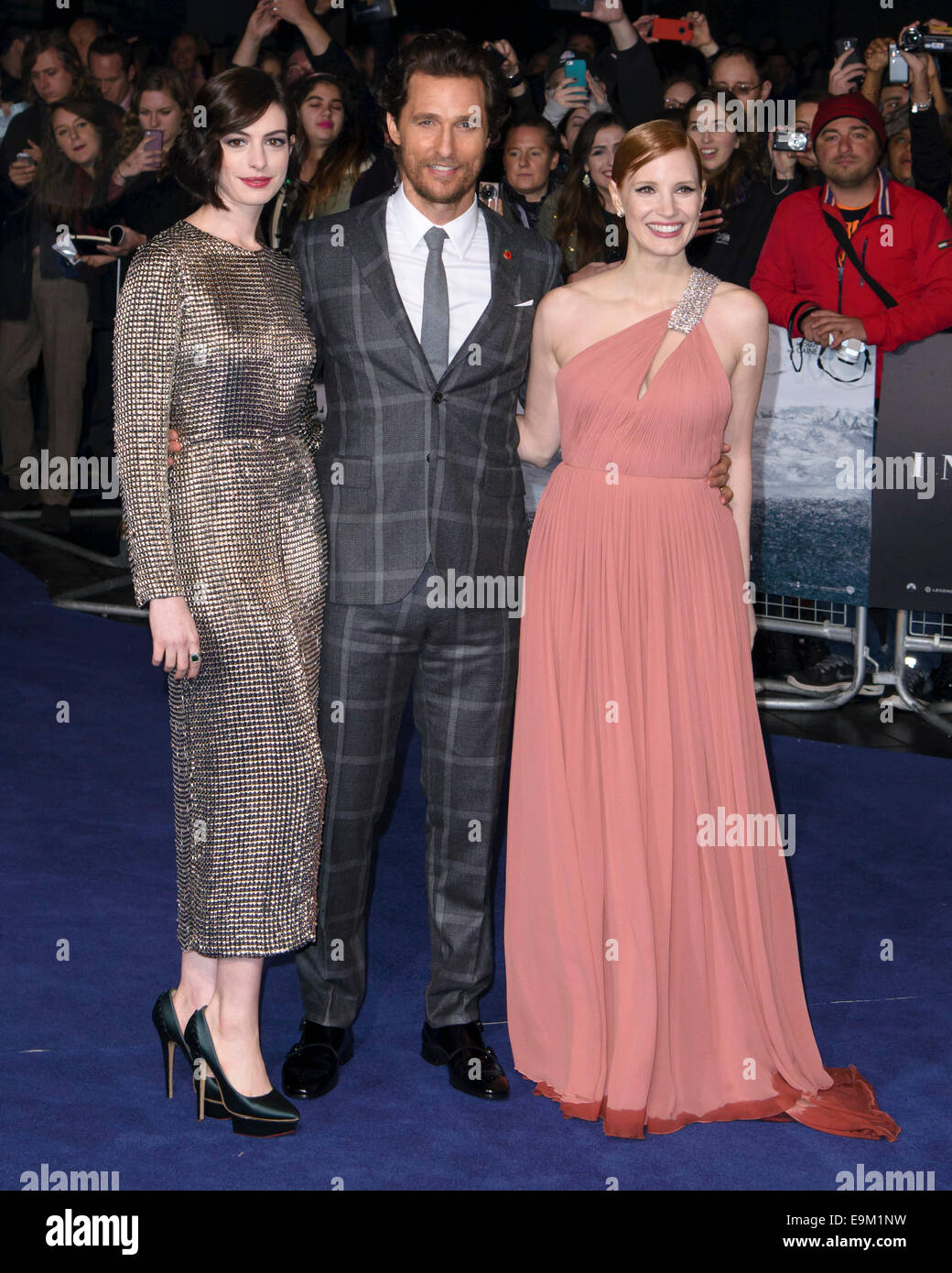 Londres, Reino Unido. 29 de octubre de 2014. Cast asiste al el estreno europeo de interstellar en 29/10/2014 en el Odeon de Leicester Square, Londres. Las personas foto: Anne Hathaway, Jessica Chastain, Matthew McConaughey. Crédito: Julie Edwards/Alamy Live News Foto de stock