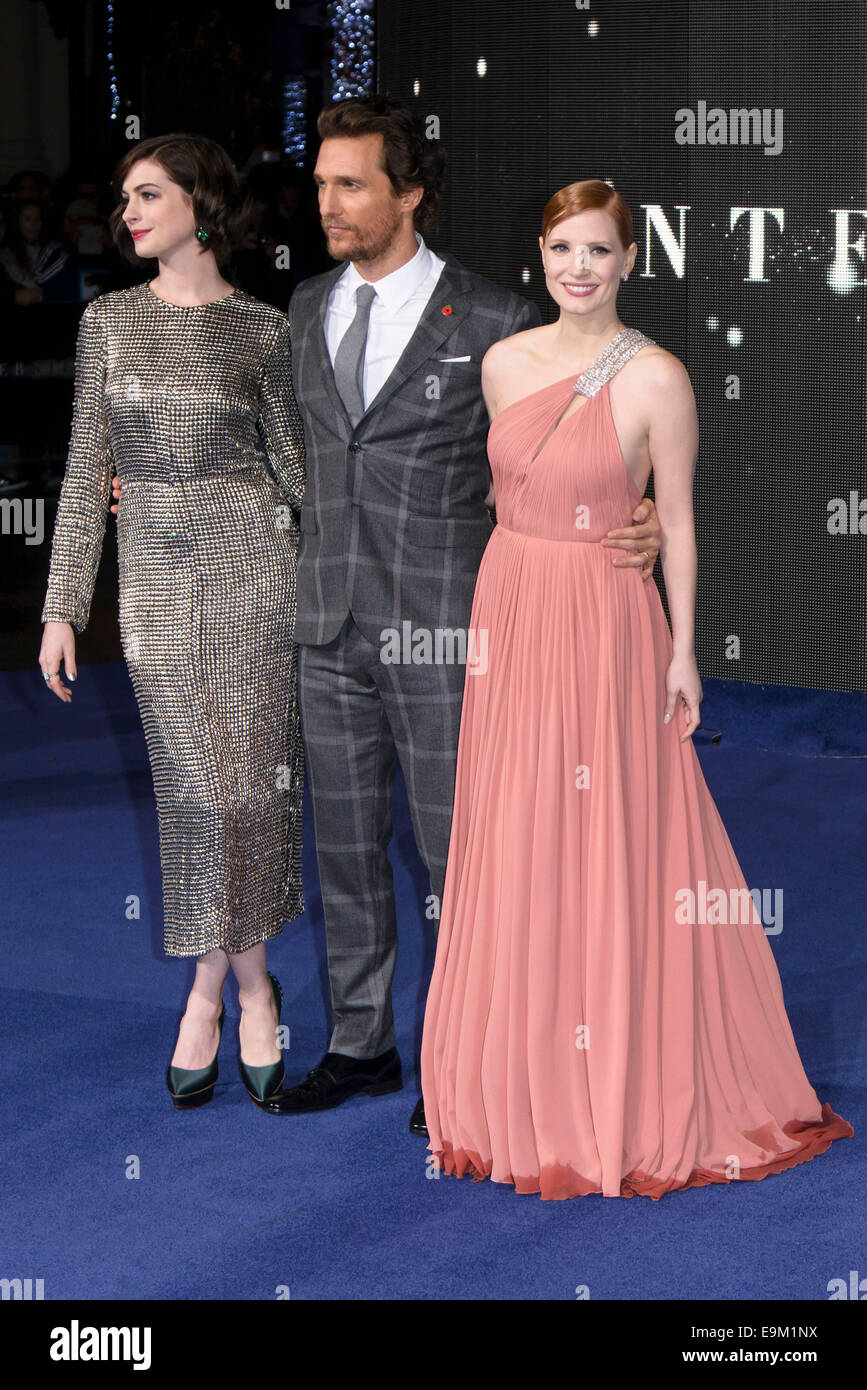 Londres, Reino Unido. 29 de octubre de 2014. Cast asiste al el estreno europeo de interstellar en 29/10/2014 en el Odeon de Leicester Square, Londres. Las personas foto: Anne Hathaway, Jessica Chastain, Matthew McConaughey. Crédito: Julie Edwards/Alamy Live News Foto de stock