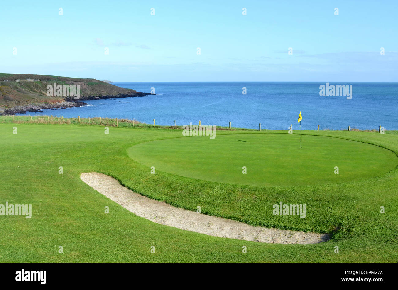 Campo de golf en la costa irlandesa cerca de Trabolgan. Foto de stock