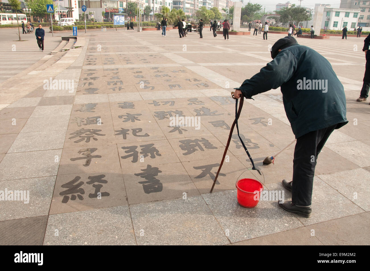 Un hombre viejo escribir caracteres chinos de fuga con una esponja