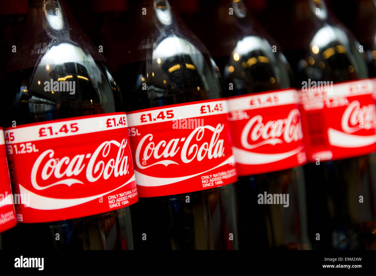 Coca Cola a la venta en un supermercado. Los médicos han advertido que las bebidas gaseosas pueden provocar caries y la diabetes y la obesidad. Foto de stock
