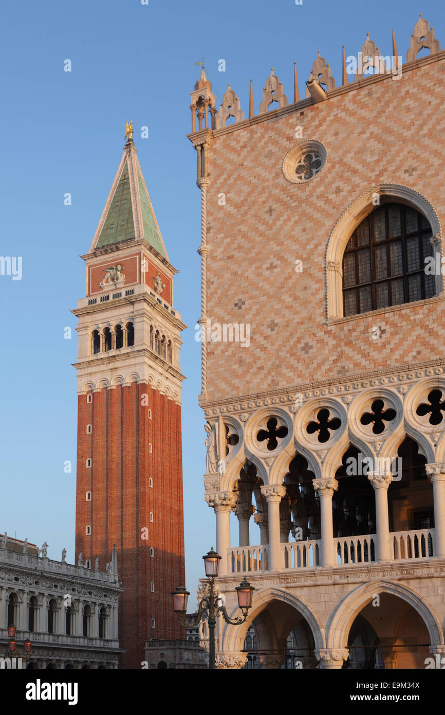 Palacio Ducal y el campanile de San Marcos, en Venecia, Italia Foto de stock