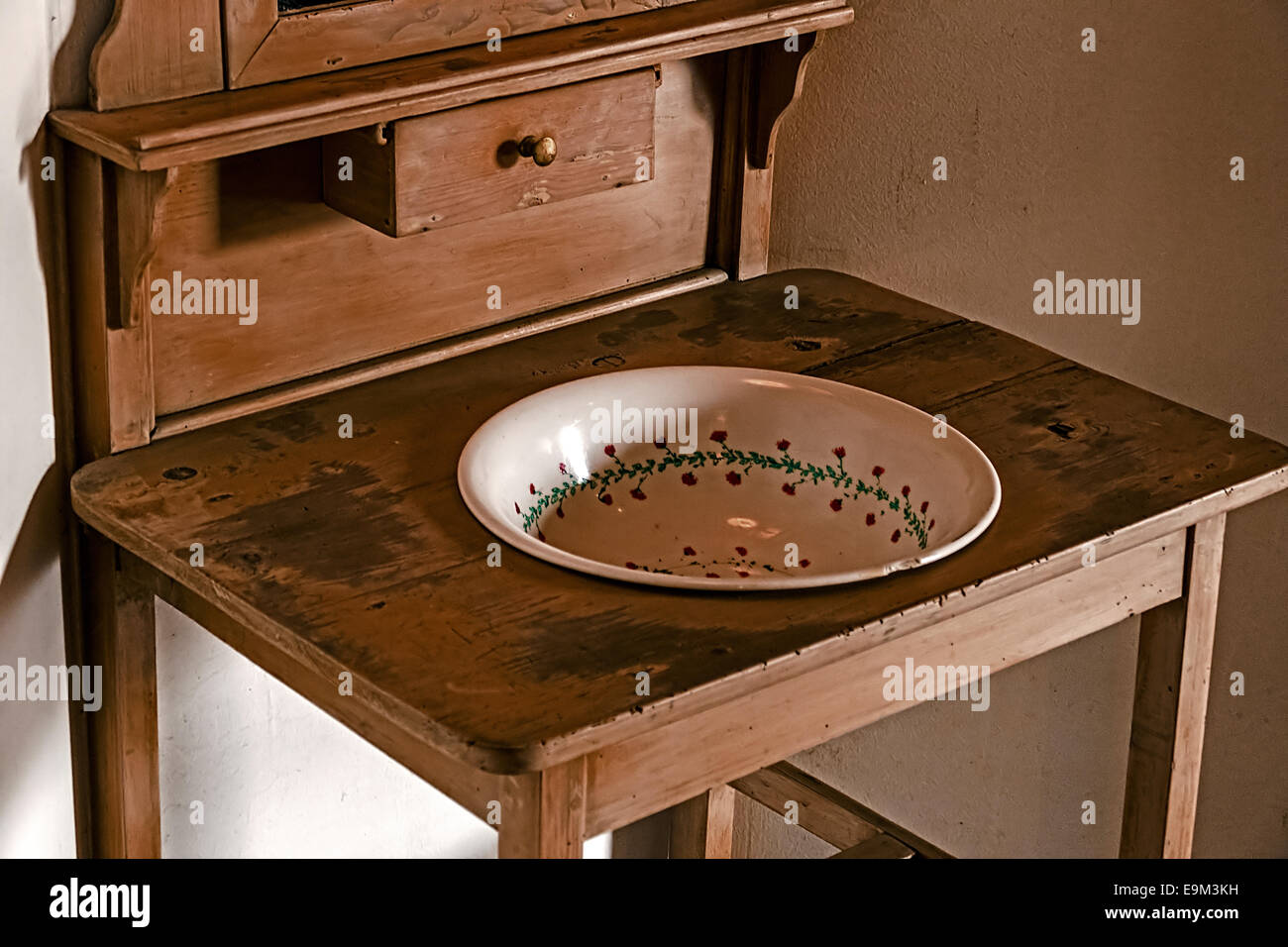 Muebles antiguos para lavar sus manos, compuesto de un cuenco de cerámica  decorada y mesa de madera. Utilizada en las zonas rurales de Voivodina  Fotografía de stock - Alamy