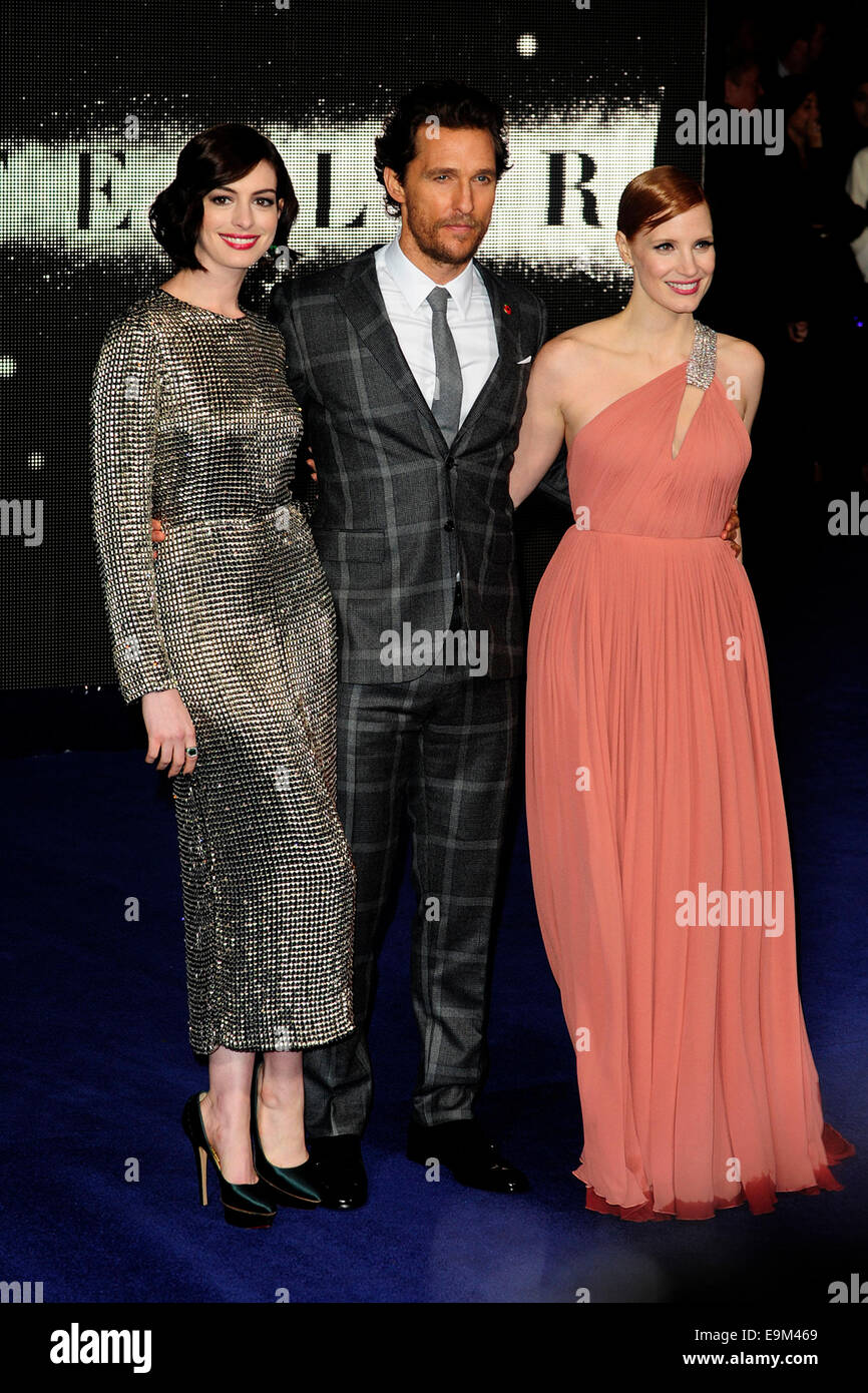 Londres, Reino Unido. 29 Oct, 2014. Anne Hathway ; Matthew McConaughey ; Jessica Chastain asistir al estreno británico de Medio Interestelar en el Odeon Leicester Square de Londres el 29 de octubre de 2014. Crédito: Peter Phillips/Alamy Live News Foto de stock