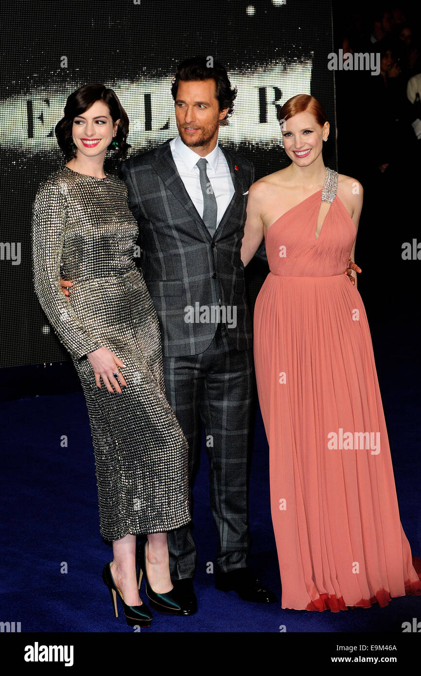 Londres, Reino Unido. 29 Oct, 2014. Anne Hathway ; Matthew McConaughey ; Jessica Chastain asistir al estreno británico de Medio Interestelar en el Odeon Leicester Square de Londres el 29 de octubre de 2014. Crédito: Peter Phillips/Alamy Live News Foto de stock