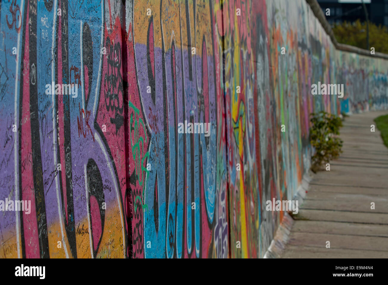 Graffiti arte en la calle Acera del muro de Berlín Foto de stock