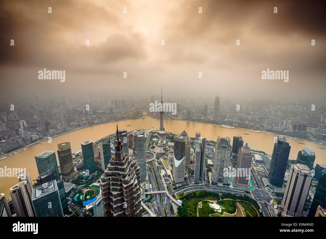 Shanghai, China vistas del horizonte de la ciudad en el distrito financiero de Pudong. Foto de stock