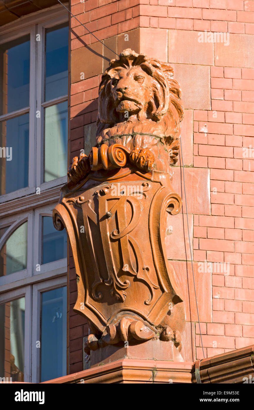 León de terracota con el escudo en la esquina del hotel Midland. Mount Street, Manchester, Inglaterra, Reino Unido. Foto de stock