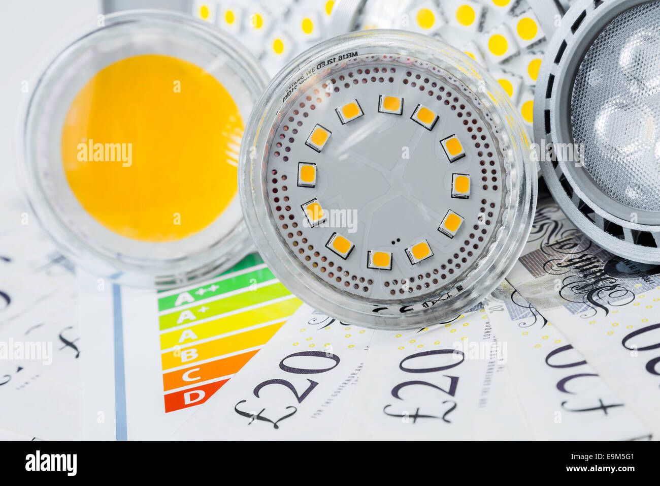 Diversas GU10 y lámparas LED MR16 sobre eficiencia energética y ahorró dinero Foto de stock