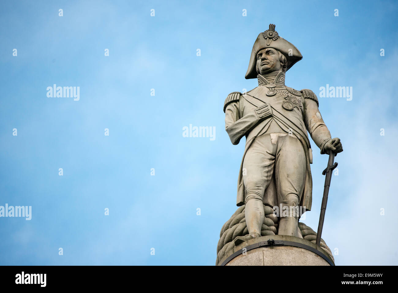 LONDRES, Reino Unido - Estatua del Almirante Horatio Nelson que se encuentra en la cima de la columna de Nelson en Trafalgar Square en el centro de Londres. Construida para conmemorar la victoria del almirante Horatio Nelson en la Batalla de Trafalgar, la plaza sirve como un sitio histórico y un centro central para eventos culturales y comunitarios. Foto de stock