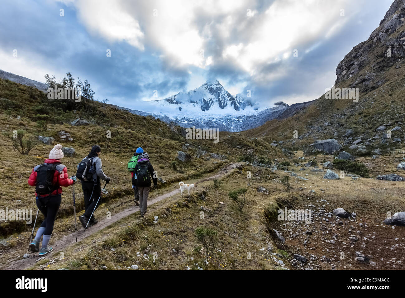 Caminata hacia Punta Unión (4750m) en el valle de Santa Cruz, la Cordillera Blanca, Perú, América del Sur Foto de stock