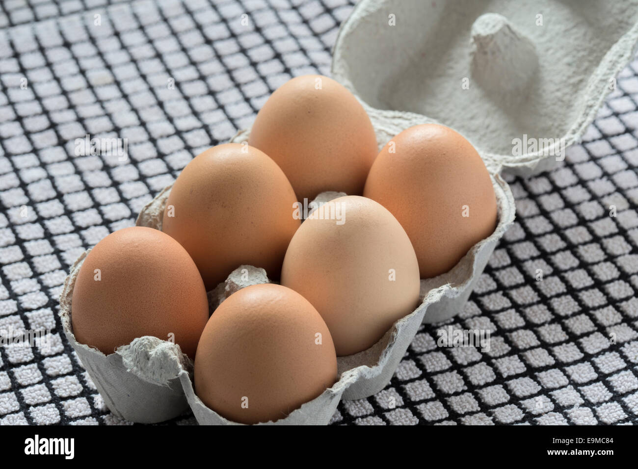 Recién lavados free range huevos de gallina en una caja de papel reciclado. Foto de stock