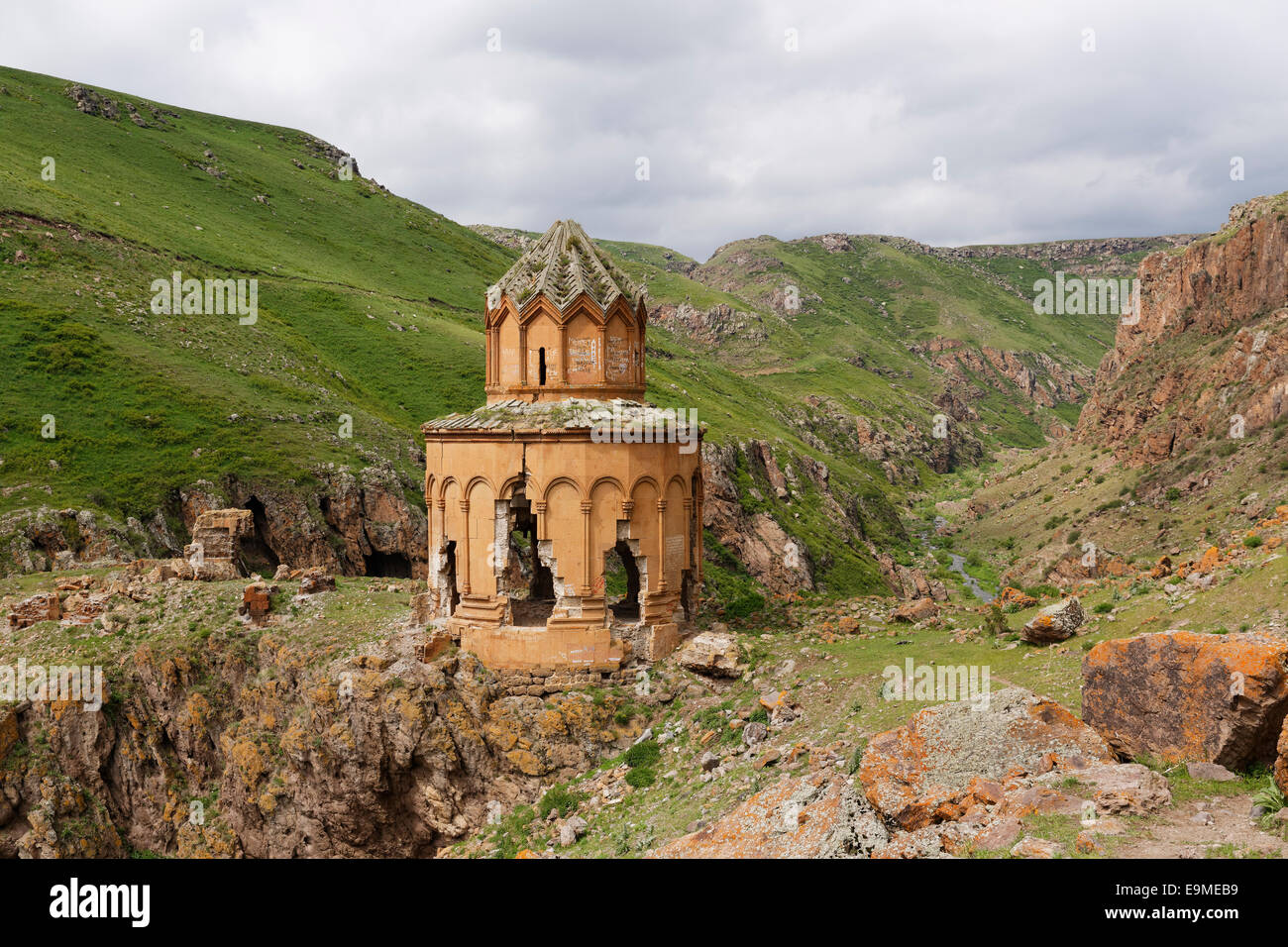 Khtzkonk monasterio armenio o Digor Beşkilise Manastırı, provincia de Kars, región de Anatolia oriental, en Anatolia, Turquía Foto de stock