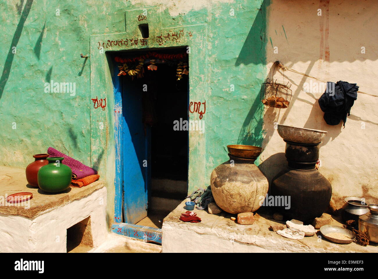 Una colorida entrada a una casa de pueblo, en el sur de la India Foto de stock