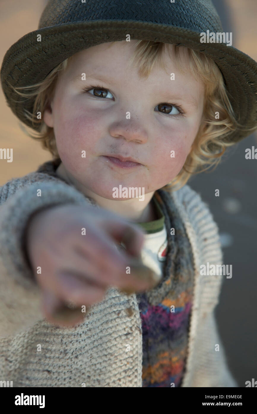 Retrato de chico lindo mostrando las manos sucias en el exterior Foto de stock