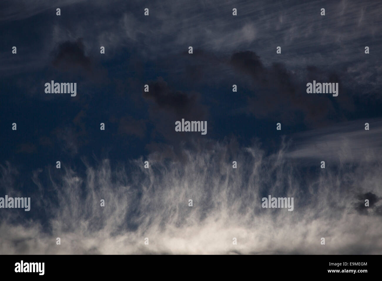 Vista panorámica de cielo nublado al atardecer Foto de stock