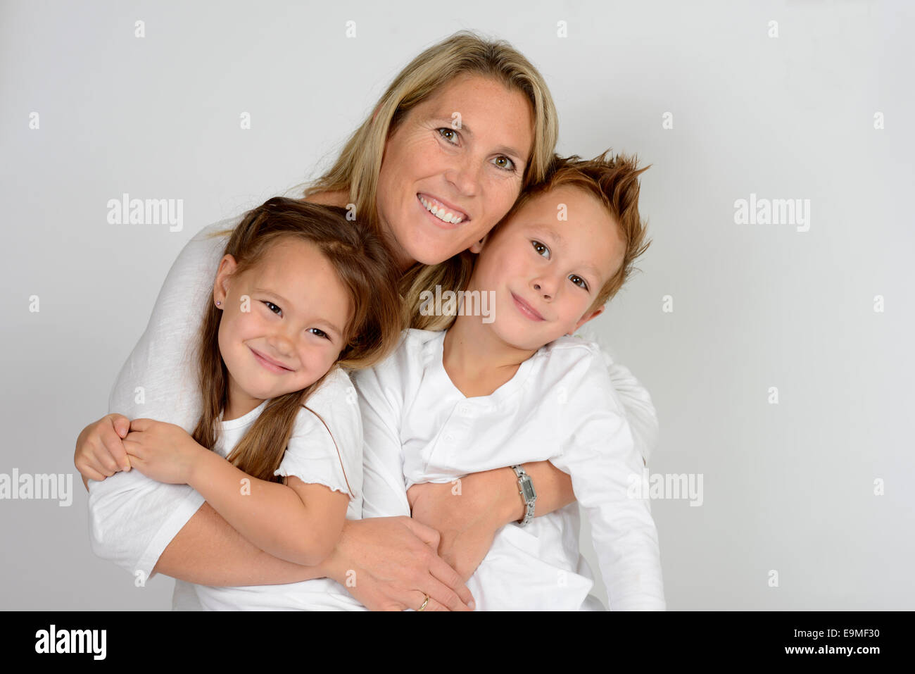 Madre con sus dos hijos, niño y niña Foto de stock