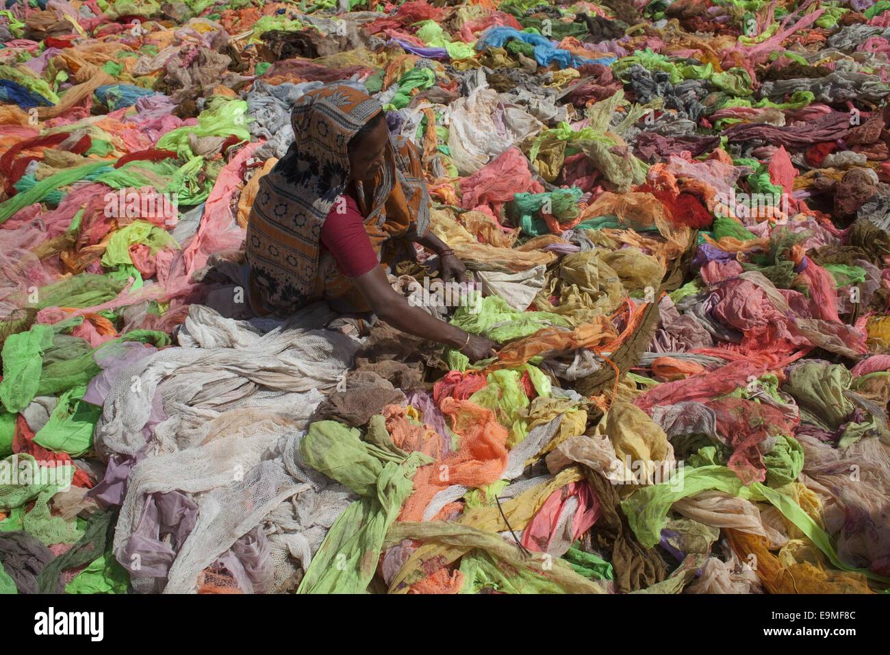 Desperdicios de ropa fotografías e imágenes de alta resolución - Alamy