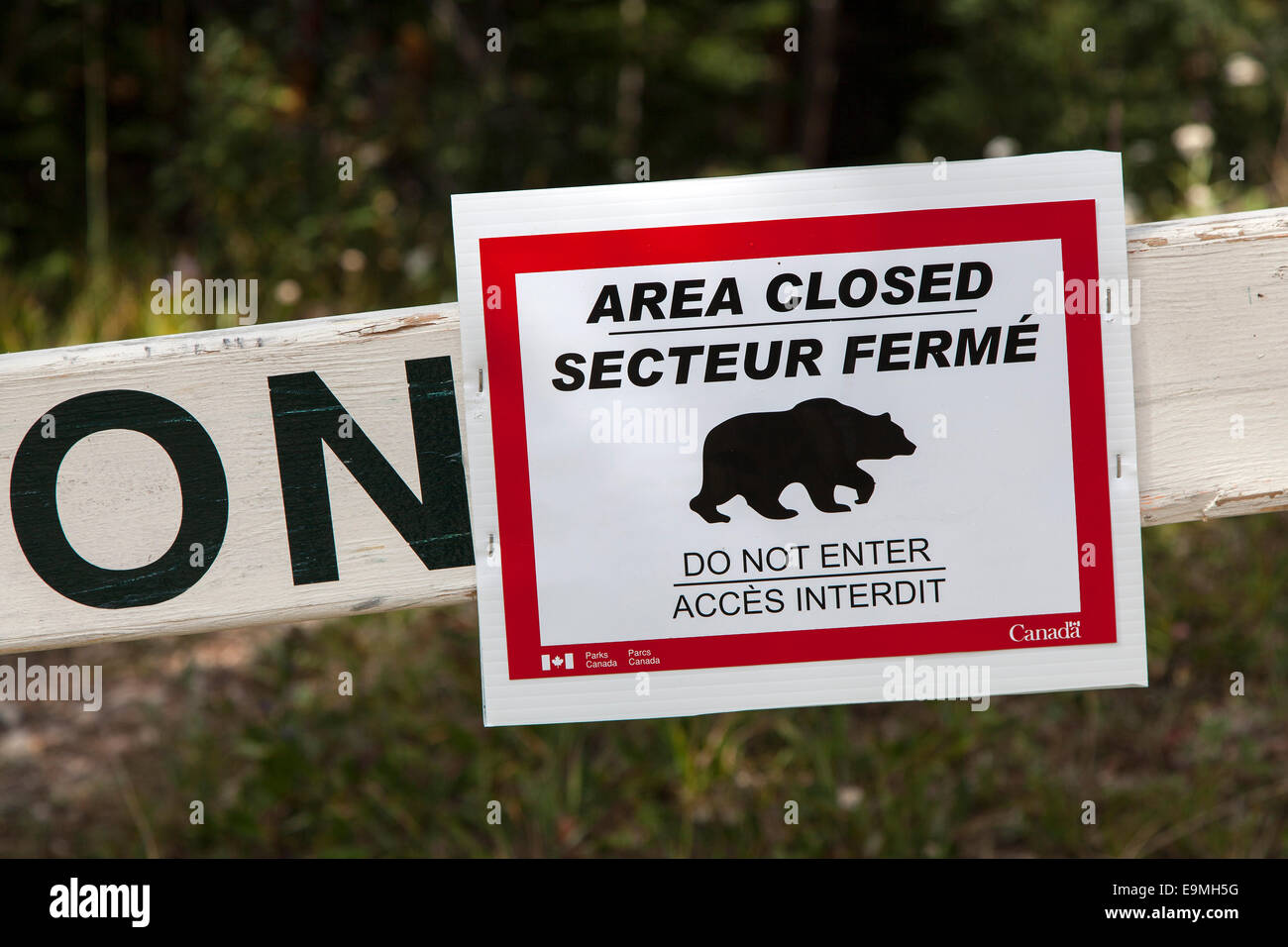 Señal de advertencia de osos, no entrará, Parque Nacional de Banff, Canadá Foto de stock