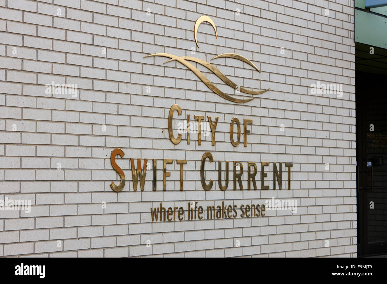Ciudad de Swift Current city hall con donde la vida tiene sentido logo Saskatchewan Canadá Foto de stock