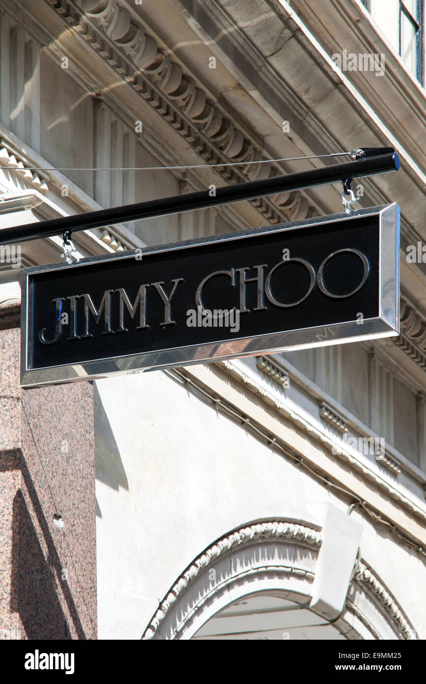 Jimmy Choo tienda cerca de señalización en el sol Foto de stock