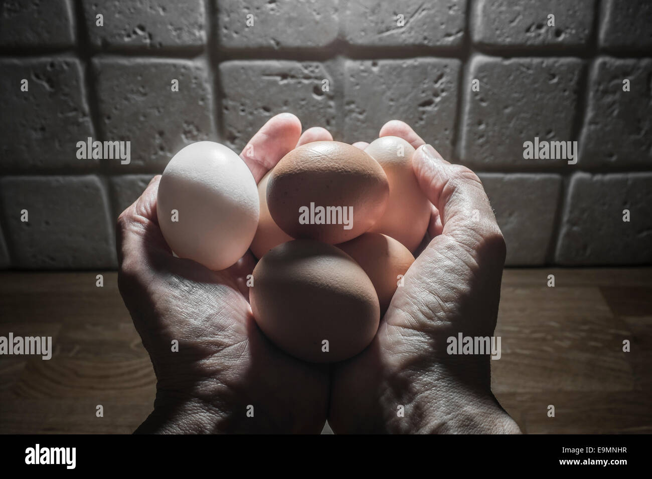 Manos sosteniendo ahuecados free range huevos de gallina. Foto de stock