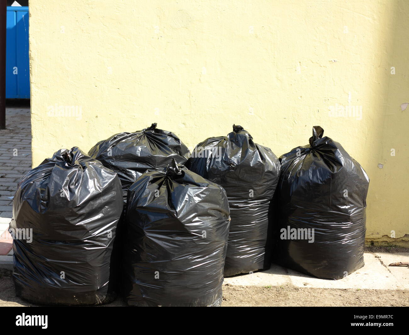 Bolsas de basura negras fotografías e imágenes de alta resolución - Alamy