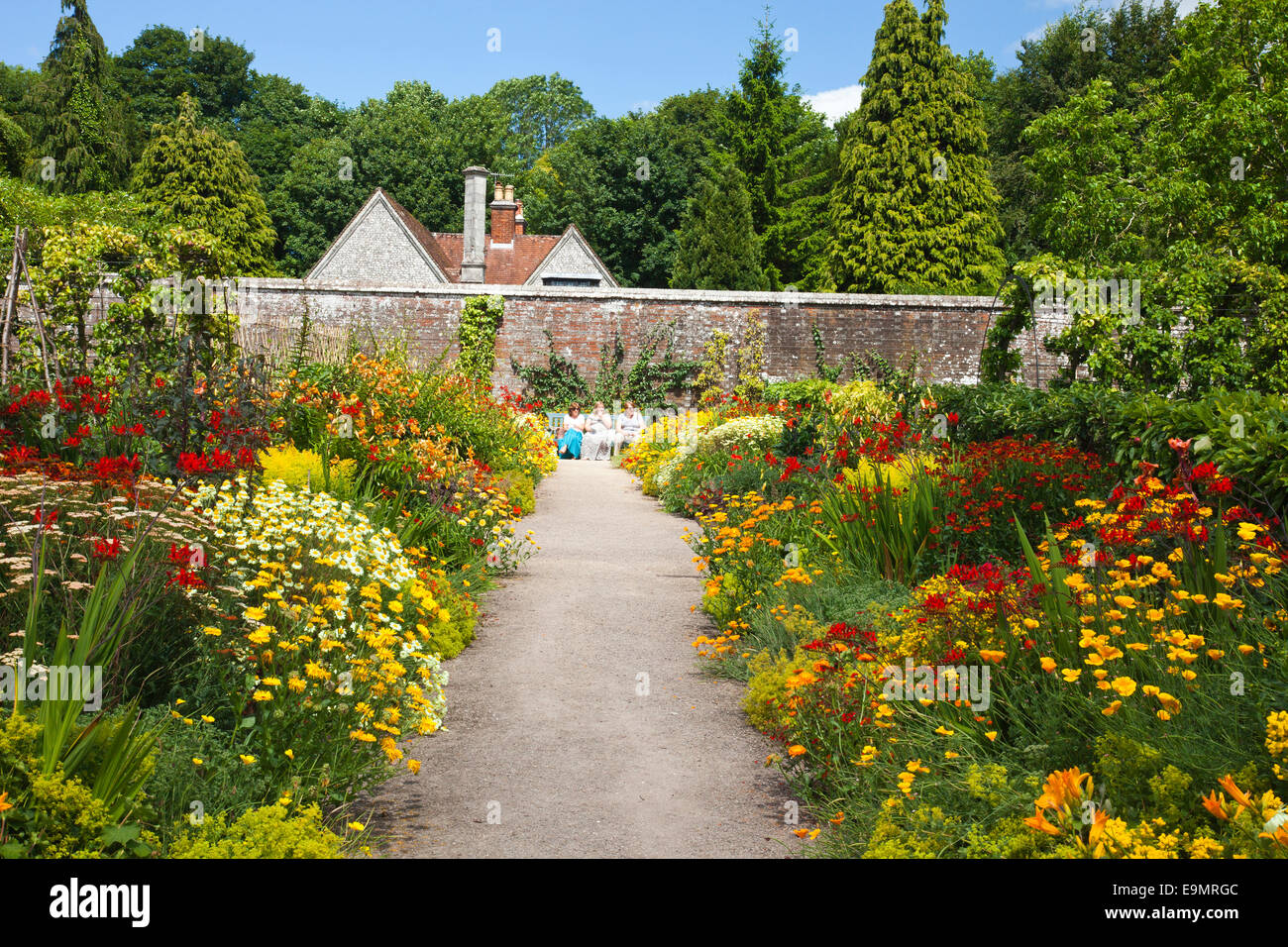 Colorido Herbáceas fronteras en el recinto amurallado de la huerta en West Dean Gardens, West Sussex, Inglaterra, Reino Unido. Foto de stock