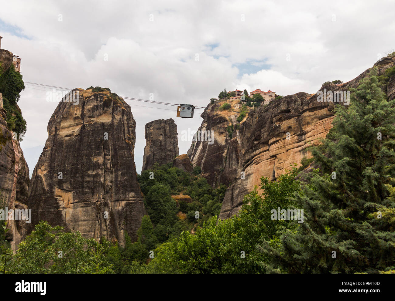 Teleférico entre monasterios Meteora Foto de stock