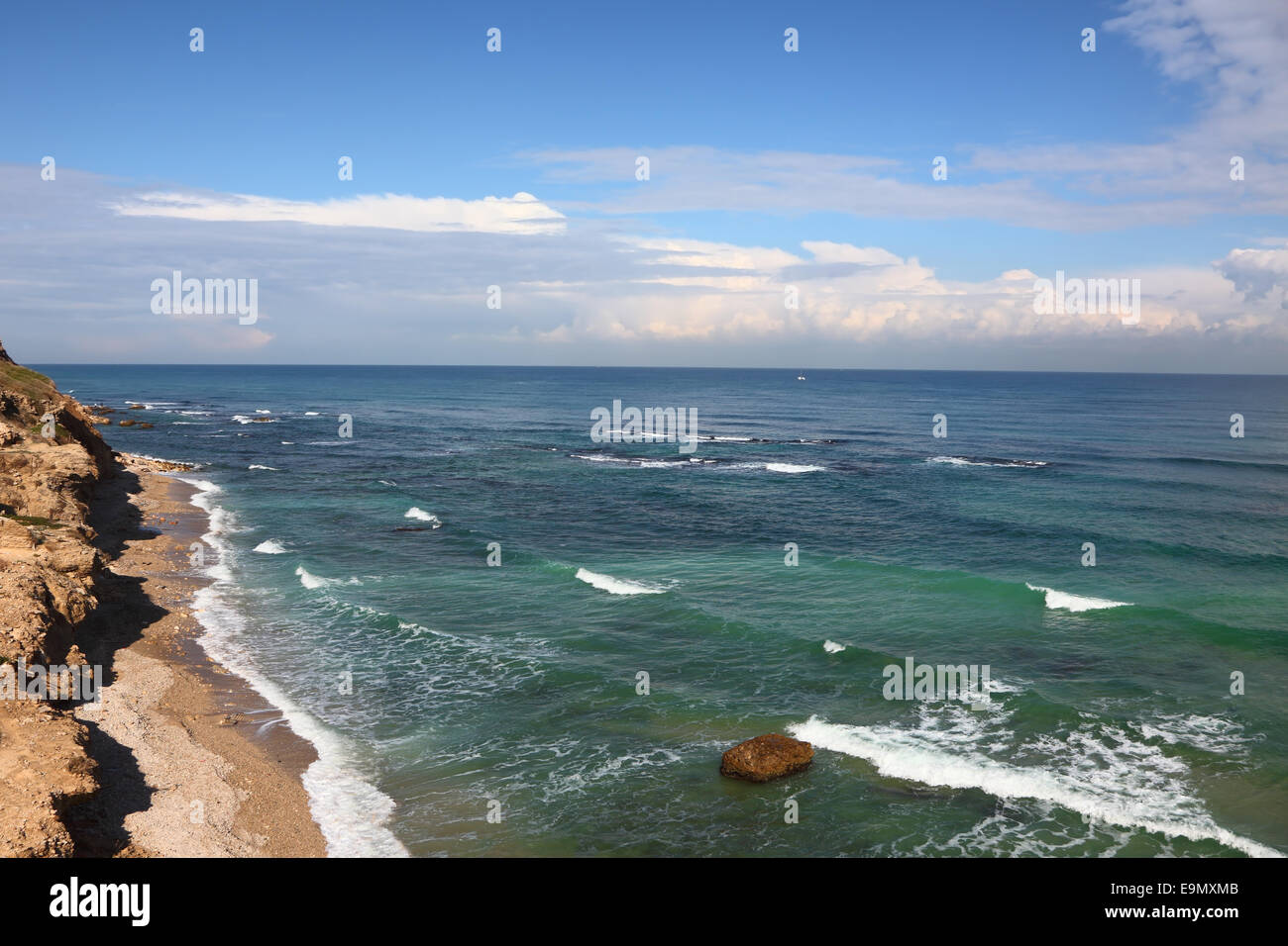 La costa de la mar en buenas condiciones climáticas Foto de stock