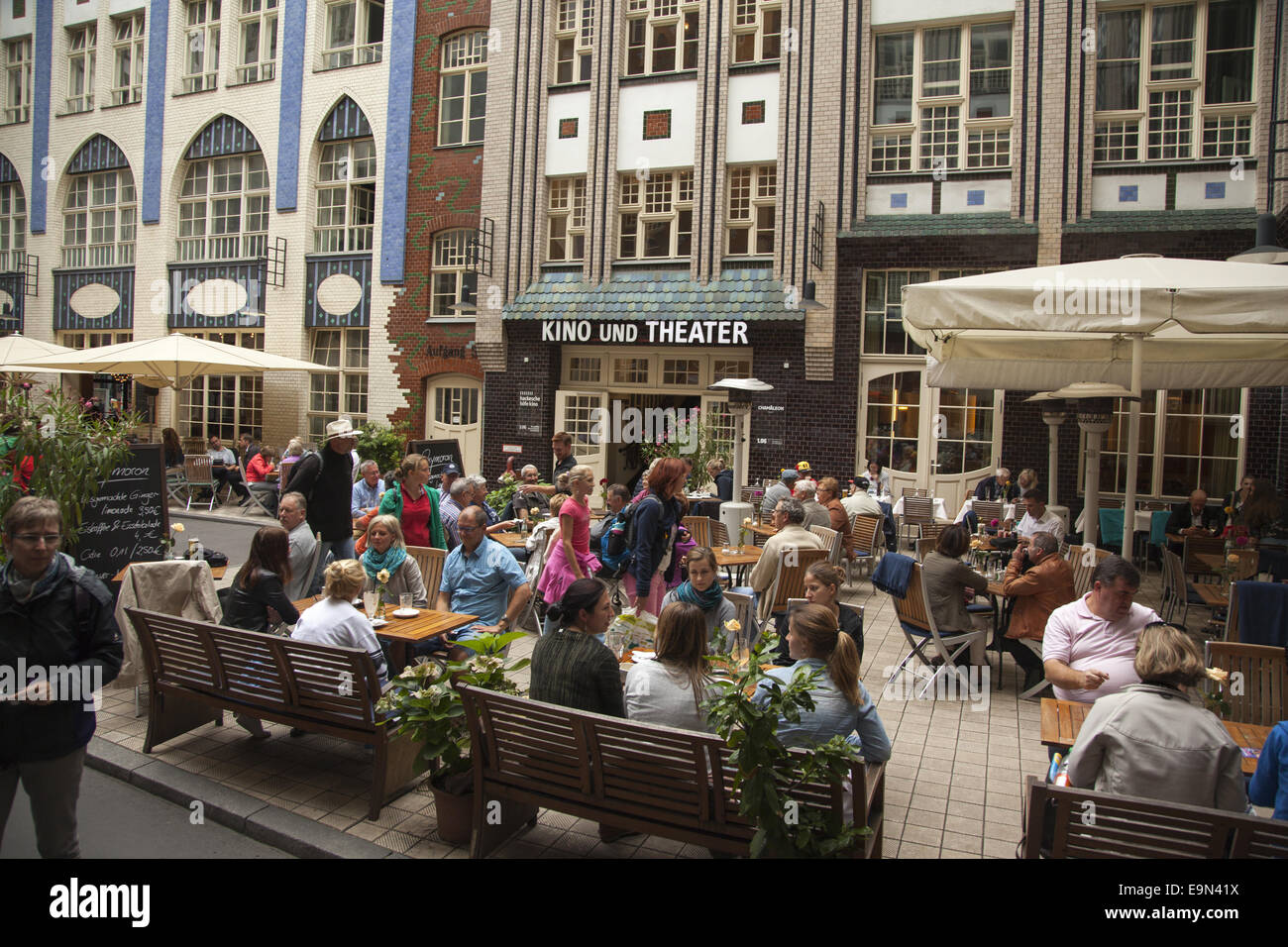 Las personas comen y relajarse en Hackesche Hofe, barrio de Mitte, en el centro de Berlín. Compuesto de ocho comunicando, restaurado courtya trasero Foto de stock