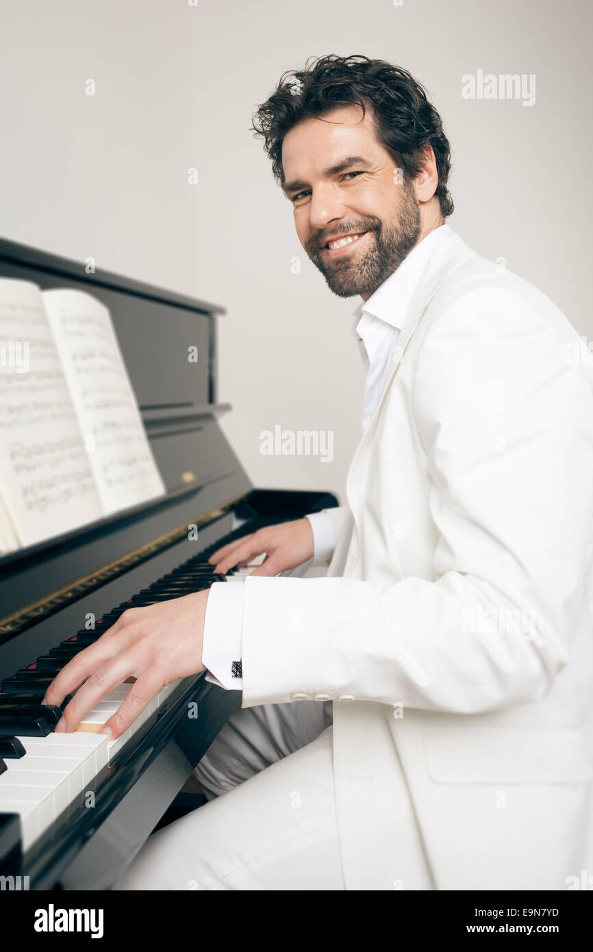 Hombre en el piano fotografías e imágenes de alta resolución - Alamy