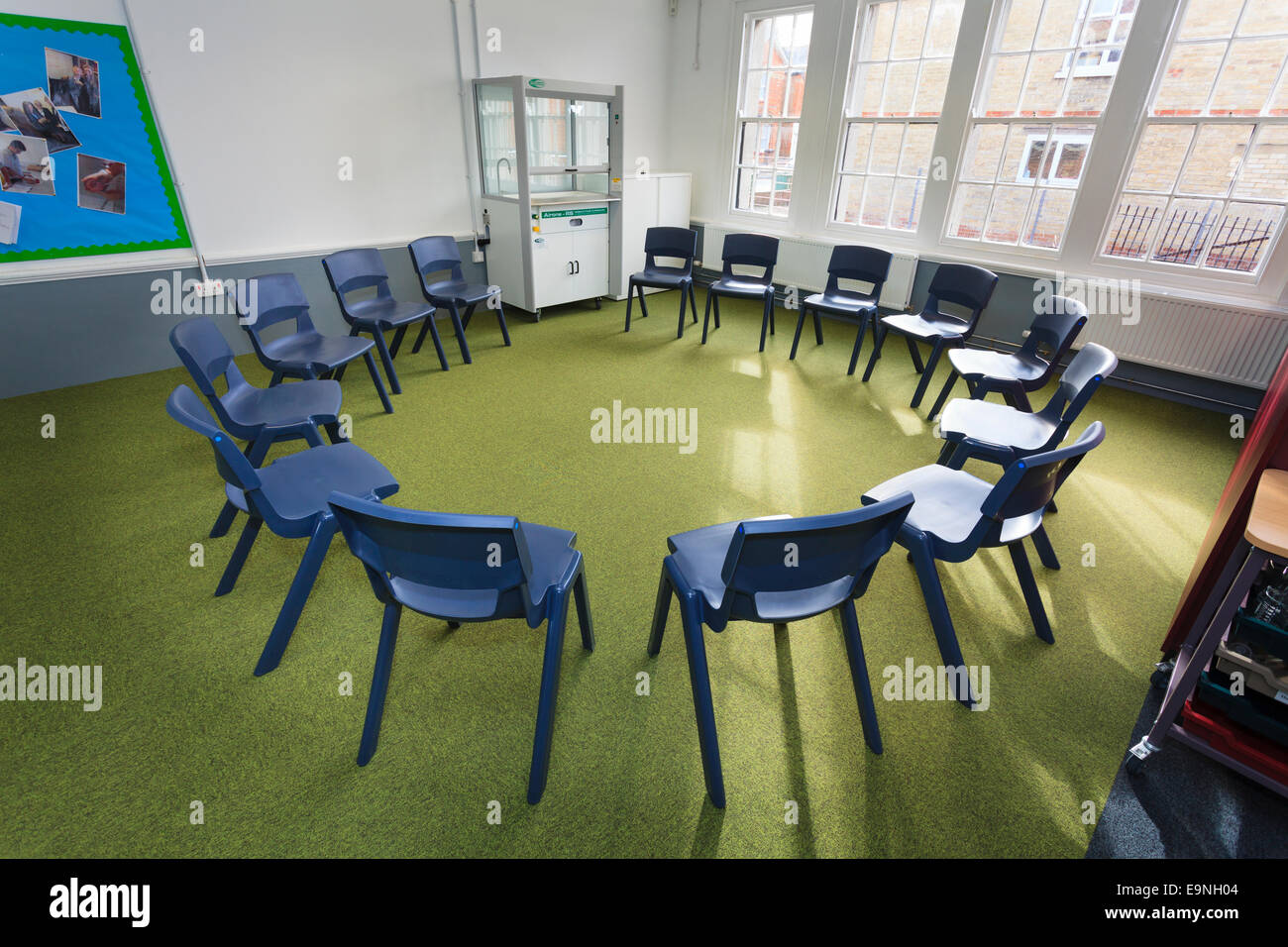 Sillas dispuestas en círculo en un aula en la Isla de Wight Studio School Foto de stock