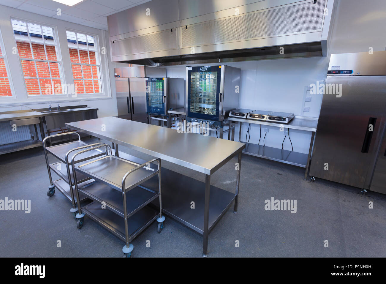 Cocinas escolares en la Isla de Wight Studio School Foto de stock