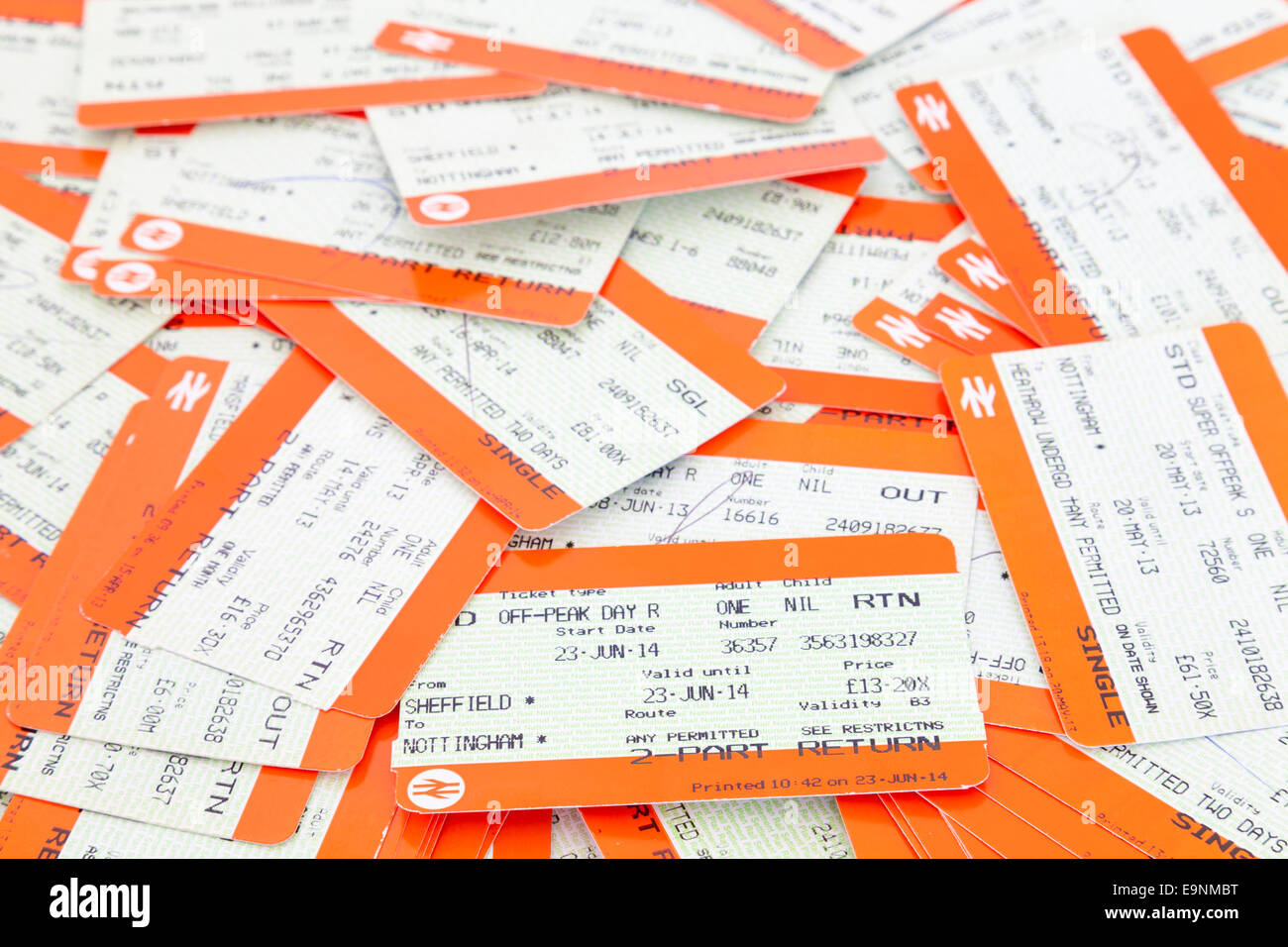 Un montón de billetes de tren británico extendió Foto de stock