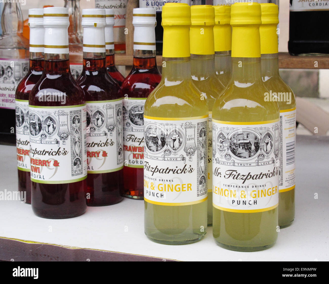 Botellas de limón y jengibre punch y cordial a la venta. Foto de stock