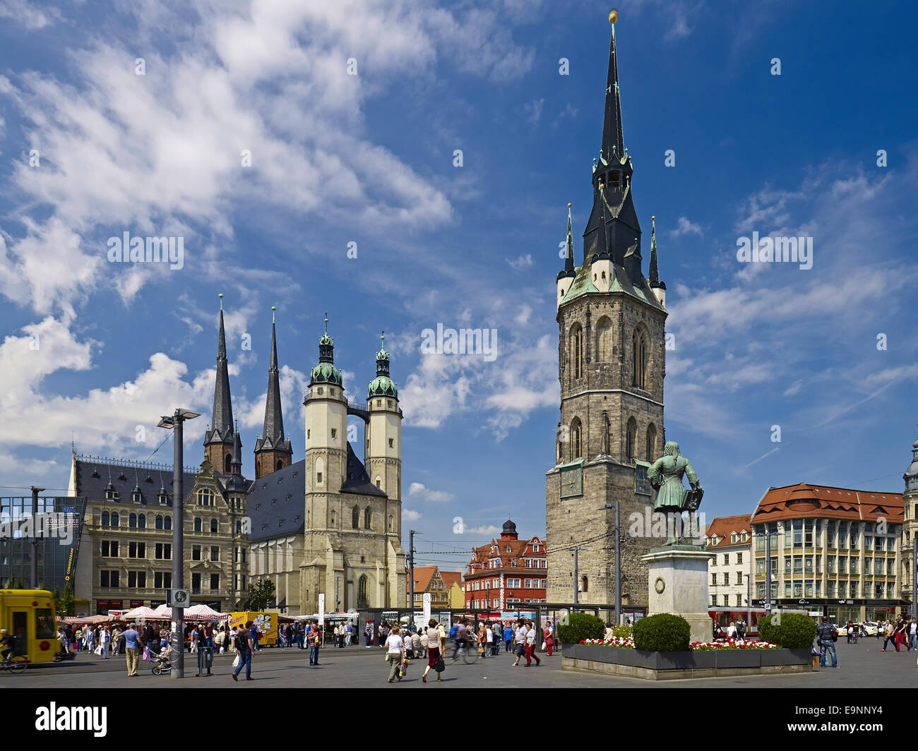Mercado con la Iglesia de Santa María, Haendel estatua y torre roja en Halle, Alemania Foto de stock