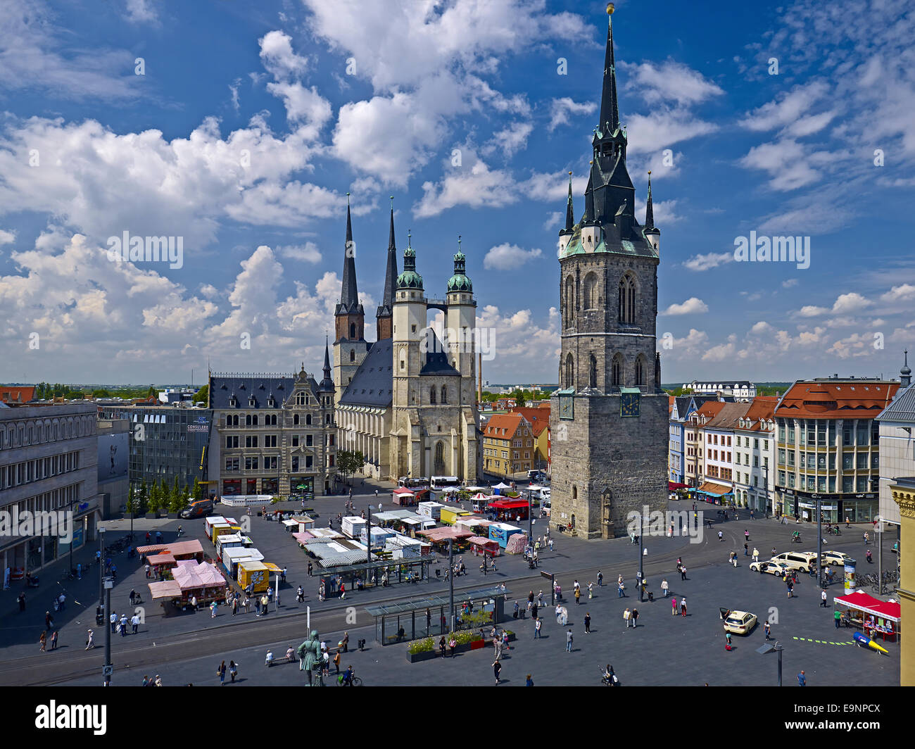 Mercado con la Iglesia de Santa María, Haendel estatua y torre roja en Halle, Alemania Foto de stock
