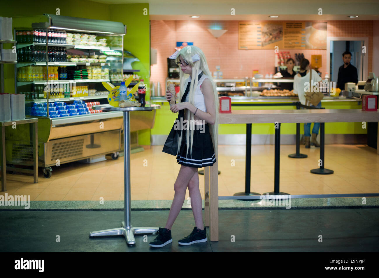 Barcelona, España. El 30 de octubre de 2014. Una niña vestida como un  personaje de manga se come un sándwich en Barcelona. Salón del Manga de  Barcelona es una convención de manga,