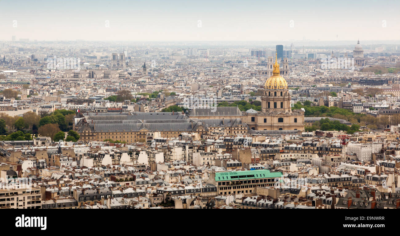 La foto muestra el paisaje urbano parisino tomadas sobre los rascacielos con diversas casas y monumentos. Foto de stock
